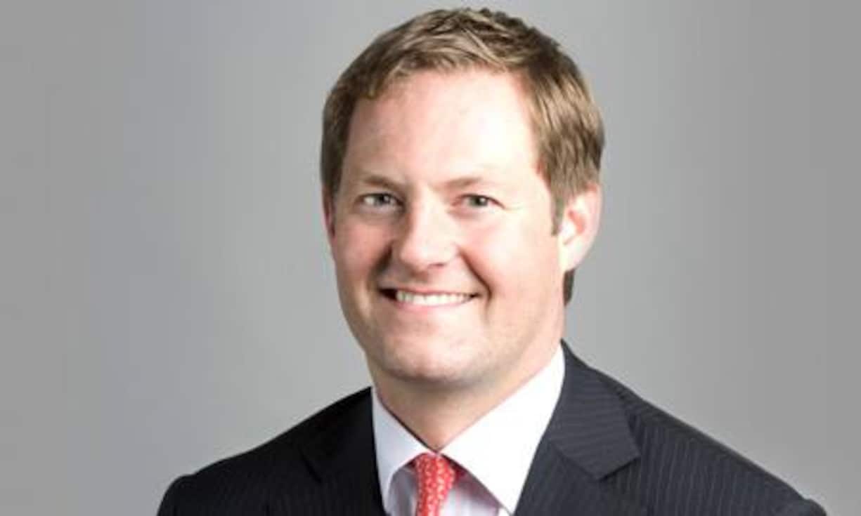 Jeff George, 38, Division Head Sandoz, Basel: Die Aufgabe schien zu gross: Chef der Novartis-Generikatochter
Sandoz – mit 35 Jahren! Viele trauten George den Job nicht zu,
doch Novartis-Präsident Vasella ging
das Risiko ein. Nach nur knapp zwei
Jahren in der Sparte Impfstoffe
und Diagnostik beförderte er
den Amerikaner auf den
Sandoz-Chefsessel. Sein Rüstzeug: Ökonomiestudium
in Harvard, Beratung bei
McKinsey, Senior Director Strategie
der Bekleidungsmarke Gap. (Bild: PR)