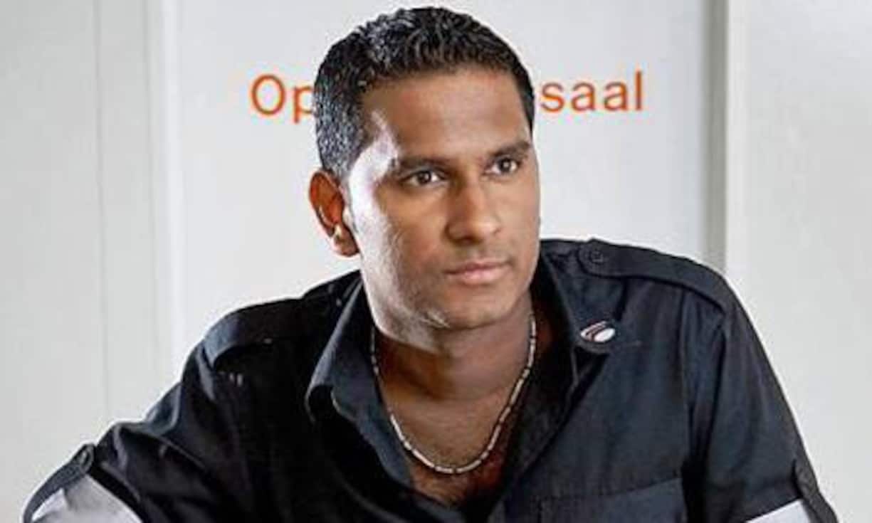 Jonathan Mariampillai, 28, Gründer und Geschäftsführer iPhone Klinik, Zürich: Schuld war ein Kreuzbandriss.
Sechs Monate lang musste Kellner Mariampillai 2009
zu Hause bleiben. Da kam dem
iPhone-Fan und -Bastler die Idee,
mit einer Service-Klinik jenen zu
helfen, die Sorgen haben mit
ihrem Apple-Telefon. 2010 lancierte
der Tamile den ersten
Shop in Zürich. Mittlerweile sind
es sieben,
zwei weitere öffnen in Winterthur
und Spreitenbach. 16 Angestellte
arbeiten für ihn. (Bild: PR)