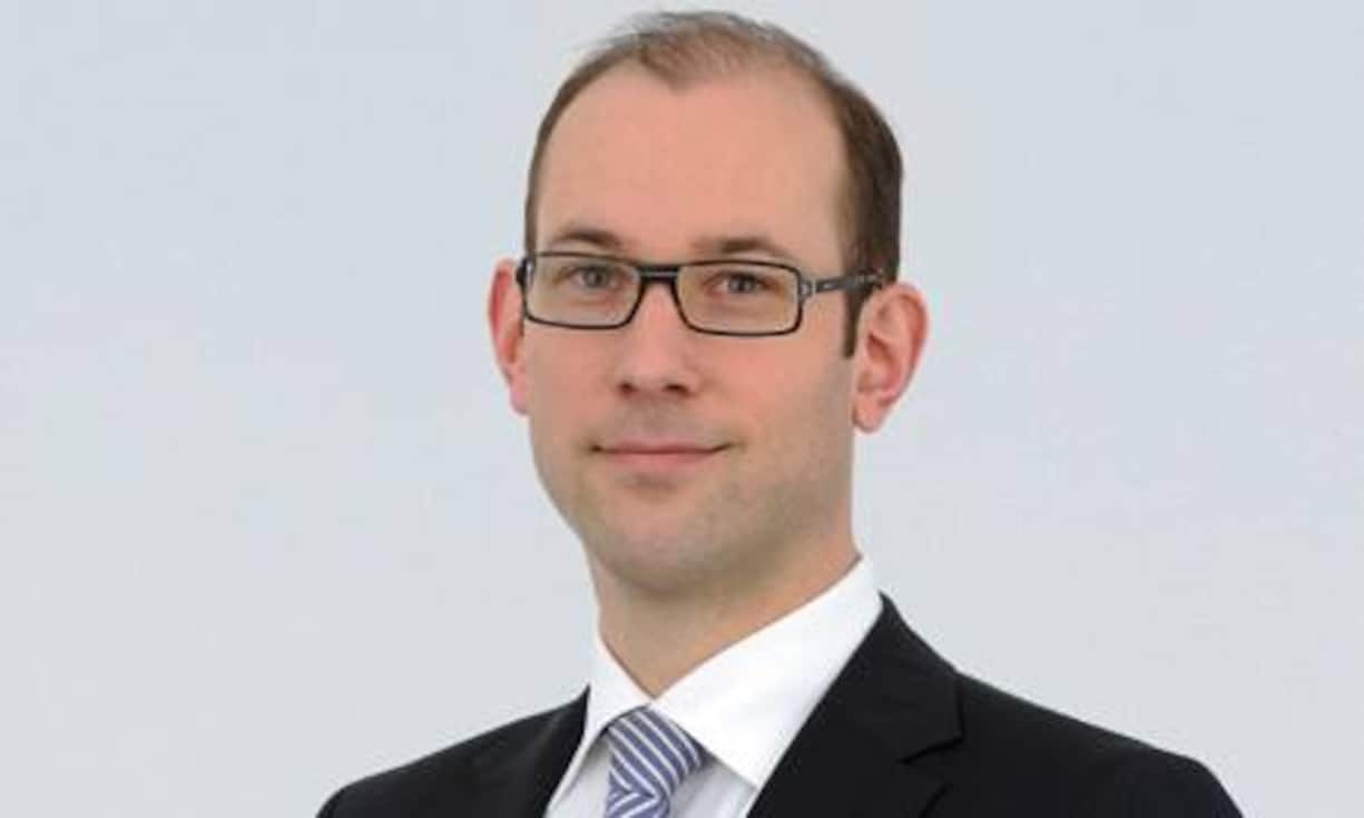 Joris Gröflin, 35, Chief Financial Officer Rieter, Winterthur: Der Textilmaschinenbauer Rieter
zieht Gröflin, ein Hausgewächs,
mit Tempo hoch. Mindestens
alle zwei Jahre steigt der
heute 35-Jährige im Unternehmen
auf – zuletzt 2011 zum
Finanzchef. Die fünf Jahre als
Berater bei A.T. Kearneymit
Mitte zwanzig haben ein solides
Fundament gelegt. Ab 2006 ist
Gröflin über die Strategie- und
Finanzabteilung in die Rieter-Führung
geklettert. (Bild: PR)