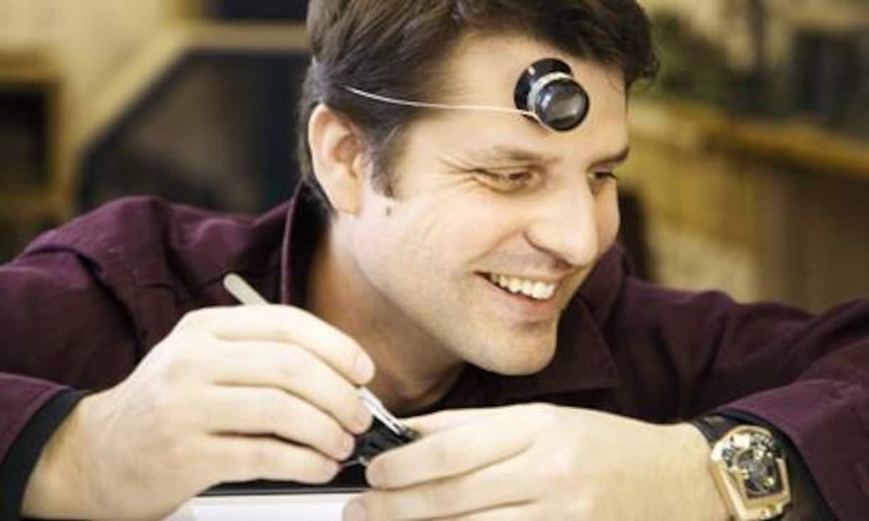 Felix Baumgartner, 36, Chief Watchmaker und Co-Gründer Urwerk, Genf: Sein Grossvater war Uhrmacher, sein Vater war Uhrmacher, und auch Felix Baumgartner begann 1992 mit einer Uhrmacherlehre. Allerdings brach er später radikal mit vielen Traditionen und baute aufsehenerregende, komplexemechanische Uhren. 1997 gründete er mit Martin Frei die Firma Urwerk, die heute zwölf Angestellte beschäftigt und Aushängeschild der helvetischen Avantgarde-Uhrmacherei ist. (Bild: PR)