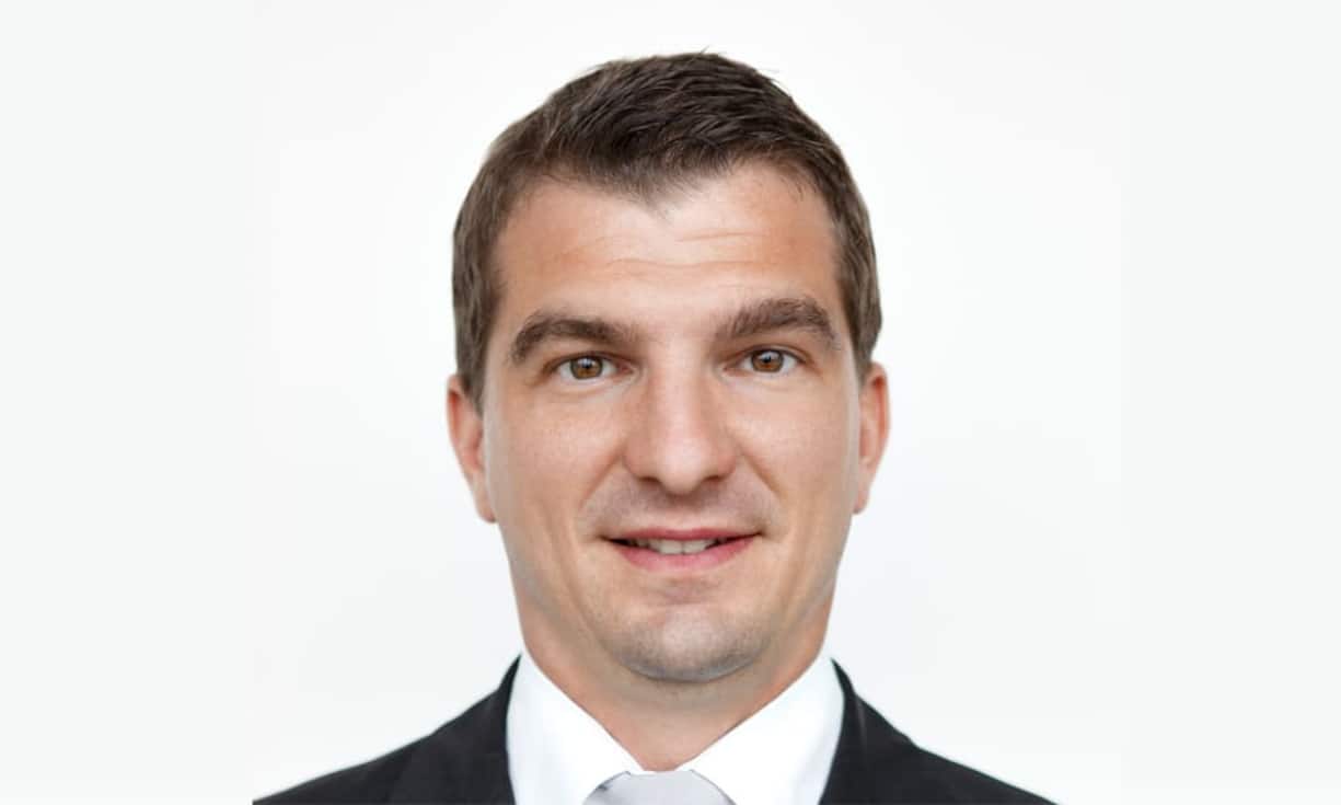 Empfangschef des JahresMoritz Dürler«Park Hotel Vitznau», VitznauDie atmosphärische Kühle im Innern des radikal erneuerten Märchenschlosses wird mit der menschlichen Wärme des Hotelteams wettgemacht. Moritz Dürler prägt als Front-Office-Manager und Vizedirektor den Empfang und die Gästebetreuung von der Zimmerreservierung bis zur Abreise. Er überzeugt durch umsichtige Planung wie auch mit gekonnter Improvisation, und seine unaufgeregte, doch fühlbare Präsenz macht Freude.