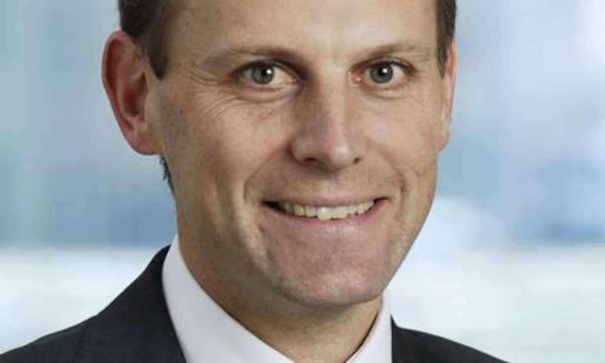 Daniel Bandle, 39, COO Axa Winterthur, Winterthur: Bandle ist Dreh- und Angelpunkt beim Versicherungskonzern.
Der Doktor der Rechtswissenschaften startete
seine Karriere mit 24 Jahren als Assistent und Project Controller
bei der «Winterthur». Nach einigen Jahren in
Barcelona bei Webinsurance-
Partners kehrte er in die Schweiz
zurück, zunächst als Leiter der
Luftfahrtversicherungen. (Bild: PR)