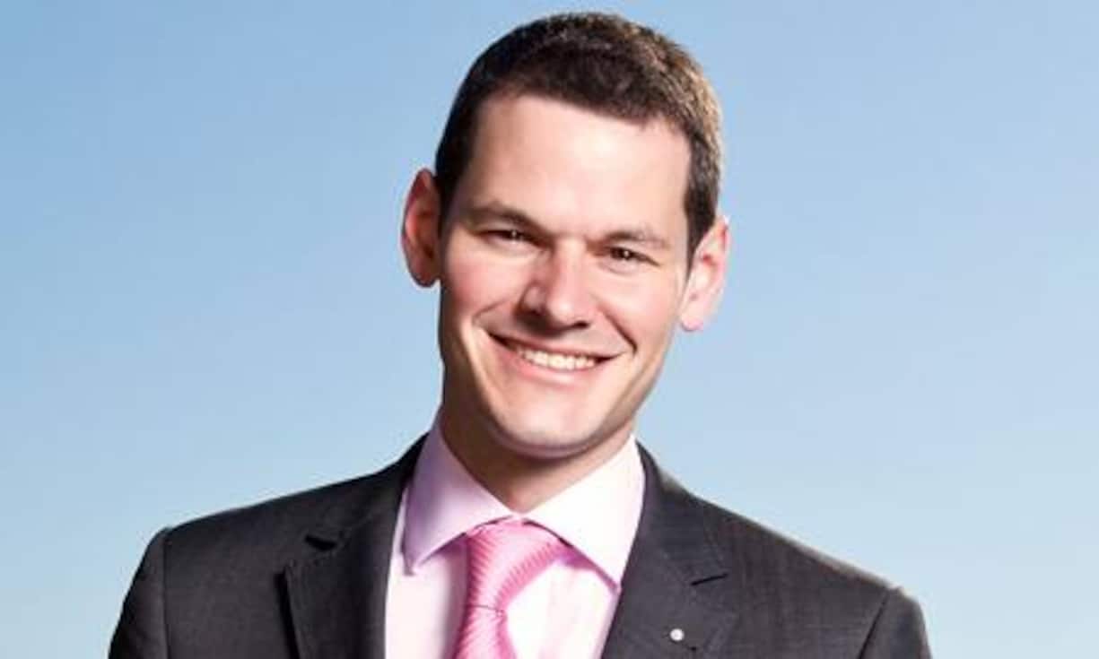 Pierre Maudet, 34, Regierungsrat Kanton Genf, FDP: Der Mann hat einen Raketenstart
hingelegt. Und gilt dem welschen
Freisinn schon als eine Art Bonsai-
Delamuraz. Der FDP-Youngster
wurde vor fünf Jahren in den
Genfer Stadtrat gewählt; diesen
Juni schaffte er den Sprung
in die Kantonsregierung. Maudet
studierte Recht an der Uni Freiburg.
Seinen Fans gefiel es, als er
als
Genfer Stadtpräsident bezüglich
der Merck-Serono-Schliessung kräftig gegen den Bundesrat
wetterte. (Bild: PR)