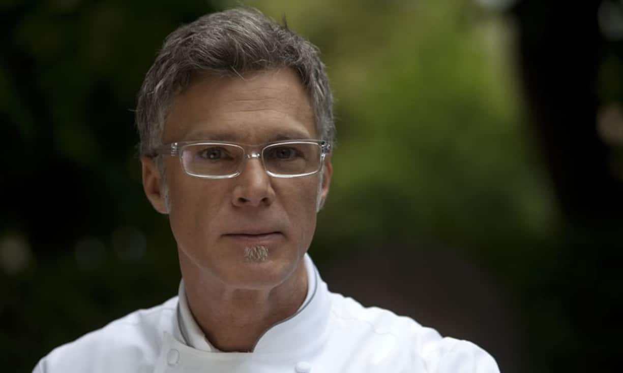 Hotelkoch des JahresMarcus Lindner«The Alpina», GstaadSein kulinarischer Ehrgeiz treibt ihn weiter, ob er nun das grosse Menü für Gourmets anrichtet oder das leckerste Wienerschnitzel der Alpen für den Familientisch. Doch bei allem Ehrgeiz bleibt seine Freude an guten Rohprodukten nicht auf der Strecke. Man freut sich mit ihm – auch über die überraschend vielseitigen, ein bisschen verrückten und immer authentischen Lindner-Gerichte, die man nur anders, aber nicht besser machen kann.