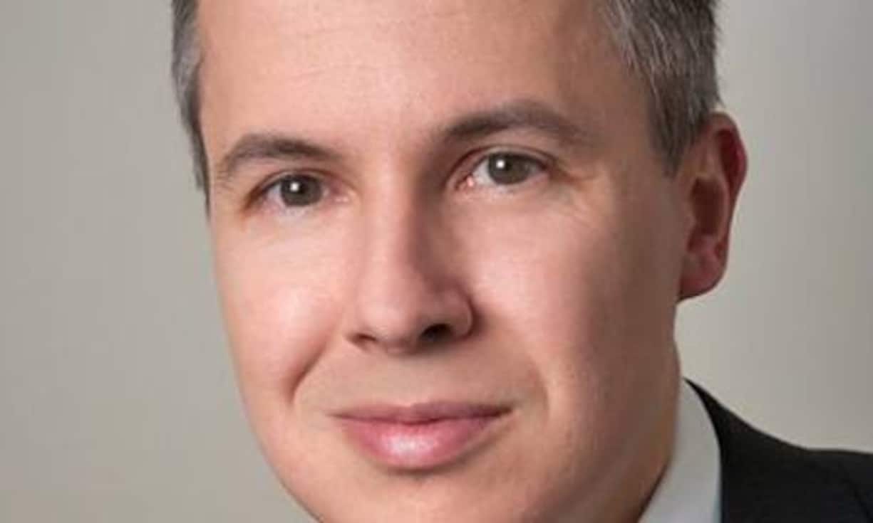 Adrian Künzi, 39, CEO Bank Notenstein, St. Gallen: Es war ein Sprung ins kalte Wasser.
Nach der Zerschlagung der
Bank Wegelin und dem Verkauf
an Raiffeisen wurde Künzi, seit
2007 einer der acht unbeschränkt
haftenden Wegelin-Teilhaber
und Leiter der Westschweizer
Niederlassung, Anfang Jahr
mit der Aufgabe betraut, die aus
Wegelin entstandene Bank Notenstein
im Markt zu etablieren. Die meisten
Kunden und Mitarbeiter sind
bei der Stange geblieben. (Bild: PR)