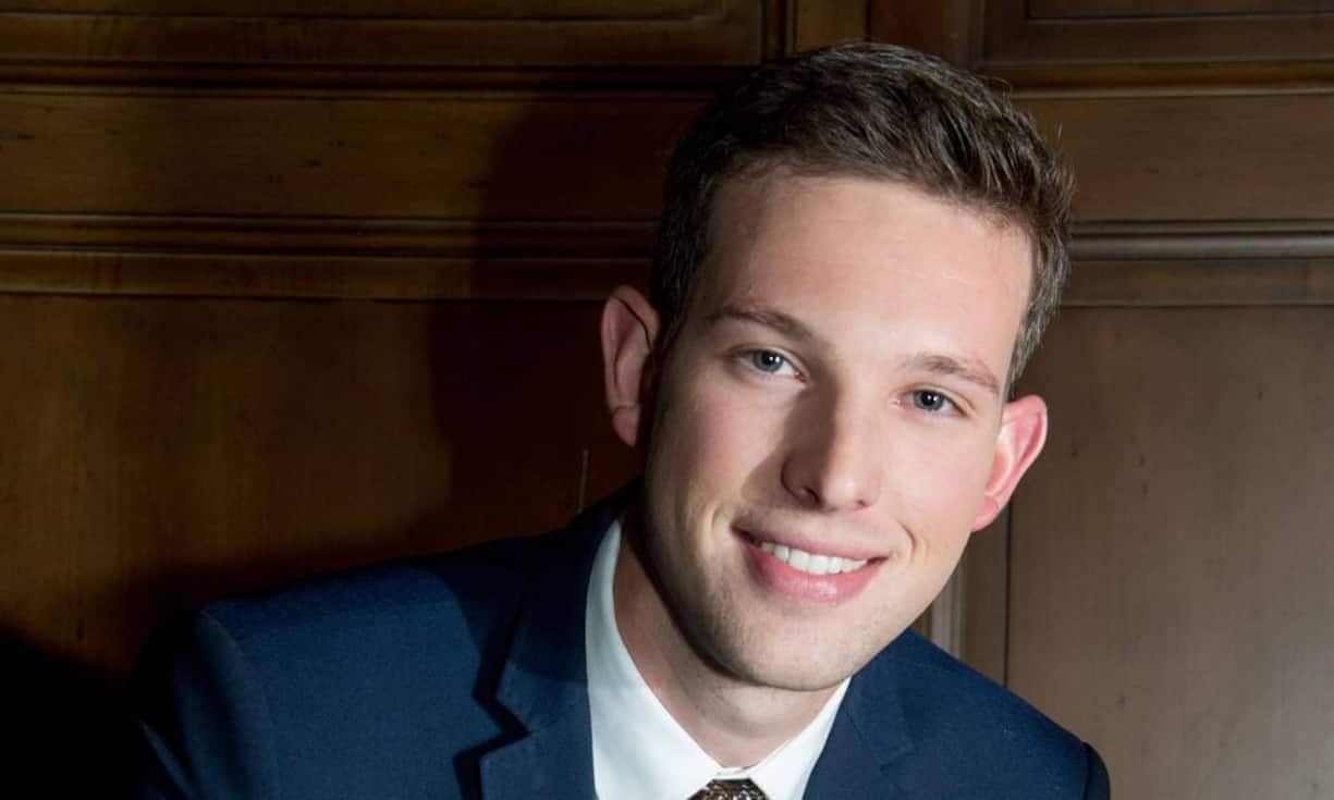 Restaurantleiter des JahresKevin Baruselli«Guarda Golf Hotel», Crans-MontanaIn Hotelrestaurants sind die Erwartungen der Gäste derart unterschiedlich, dass es einer gewissen Virtuosität bedarf, auf dieser breit gefächerten Klaviatur der Umgangsweisen zu bestehen. Kevin Baruselli kann sich perfekt auf die Besucher aus aller Welt einstellen. Er ist am einen Tisch vollkommen zurückhaltend, am nächsten der geduldige Zuhörer. Jedem Gast vermittelt er das Gefühl, der wichtigste zu sein.