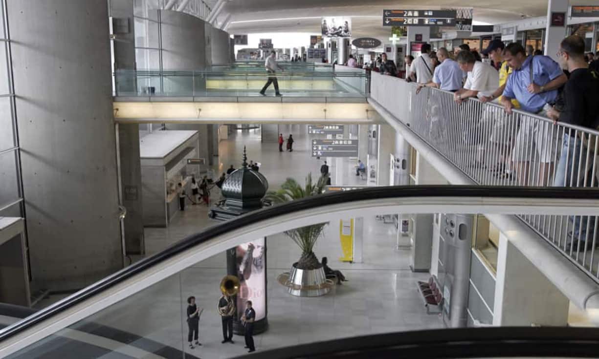 Platz 8: Paris Charles de Gaulle. Der Flughafen der französischen Hauptstadt ist mit etwa 61 Millionen Passagieren im Jahr 2011 der zweitgrößte Passagierflughafen Europas nach London-Heathrow. Im weltweiten Vergleich der Flughäfen steht Paris-CDG auf Rang 7. Dennoch zählt er zu den zehn schlechtesten Flughafen der Welt.