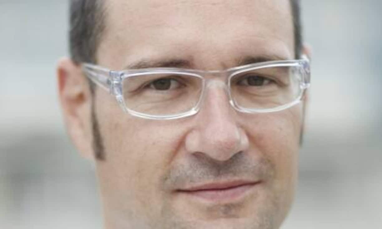 Michael Näf, 38, Co-Gründer und CEO Doodle, Zürich: Wer mit seiner Erfindung ein
Wort kreiert, das sich im Sprachgebrauch
durchsetzt, der hat
etwas Bleibendes geschaffen. So
wie wir heute «googeln», so
«doodeln» (kritzeln) wir auch, um
auf elektronische Weise einen
Terminmit mehreren Leuten zu
koordinieren. Die 2007 gegründete
Firma wurde vor einem Jahr
zu 49 Prozent von Tamedia übernommen;
zwischen 2013 und
2016 ist eine weitere Aufstockung
geplant. (Bild: PR)