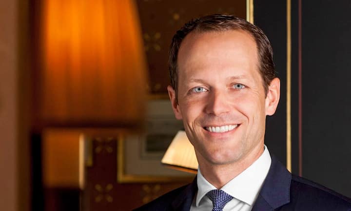 Die Hotelmitarbeiter 2016:Hotelier des JahresReto Kocher«Les Trois Rois», BaselEs ist die wohlwollende Menschenkenntnis und bodenständige Intelligenz, gepaart mit Weitblick und Vernetzungstalent, die Reto Kocher im Umgang mit Gästen und Mitarbeitenden so besonders macht. Er übersieht niemanden und ihn zeichnet die Gabe aus, fast jeden mit einem Lächeln zurückzulassen. Ein Vollbluthotelier, der bereits im siebten Jahr im Les Trois Rois zeigt, was gelebte Gastfreundschaft ist.