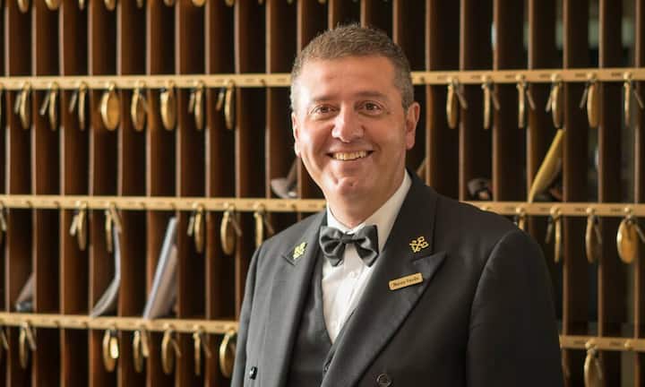 Chef-Concierge des JahresMarco Vaudo«Suvretta House», St. MoritzSeitdem fast jeder Reisende mit App-geladenen Smartphones und Google-gerüsteten Laptops unterwegs ist, braucht man keine Concierges mehr – könnte man denken. Doch um den begehrtesten Restauranttisch zu bekommen oder Zugang zu einer Kunstgalerie am Ruhetag, braucht es unverändert das persönliche Netzwerk eines versierten Concierges, wie es beispielhaft Marco Vaudo hat. Er sagt: «Für besondere Wünsche gibt es keine Apps.»