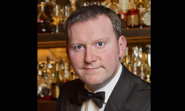 Barchef des JahresMario Guzzetti«Gstaad Palace», GstaadEr mixt den Mojito, als präparierte er eine lebensrettende Medizin, sorgfältig, bedacht, als käme es auf jeden Tropfen an, als dürfe ihm auf keinen Fall ein Fehler unterlaufen. Alles geschieht mit der gleichen Akribie, mit der er gerade zuvor noch die drei Martinis für die drei Ladies am Tisch ganz hinten zubereitet hat. Man kann das die Sorgfalt eines Barkeepers nennen oder penible Detailversessenheit – oder auch Hingabe.