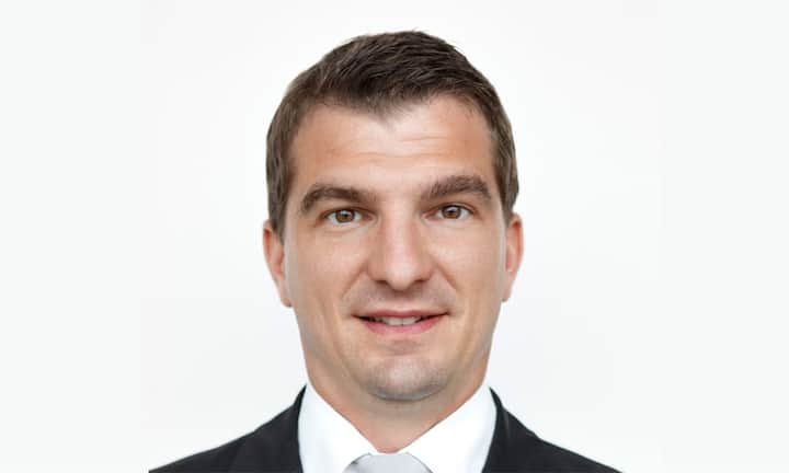 Empfangschef des JahresMoritz Dürler«Park Hotel Vitznau», VitznauDie atmosphärische Kühle im Innern des radikal erneuerten Märchenschlosses wird mit der menschlichen Wärme des Hotelteams wettgemacht. Moritz Dürler prägt als Front-Office-Manager und Vizedirektor den Empfang und die Gästebetreuung von der Zimmerreservierung bis zur Abreise. Er überzeugt durch umsichtige Planung wie auch mit gekonnter Improvisation, und seine unaufgeregte, doch fühlbare Präsenz macht Freude.