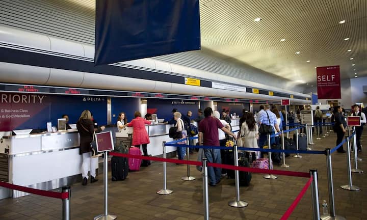 Platz 10: La Guardia New York. Auf dem 10.Rang der schlechtesten Flughafen der Welt liegt der kleinste Verkehrsflughafen der amerikanischen Großstadt New York. Die Rangliste basiert auf den aktuellen Wertungen relevanter Reise- und Fachpublikationen, den Airport Reviews und den World Airport Awards der Testsite Skytrax sowie auf über 50 eigenen Flughafen-Tests in den letzten 18 Monaten.