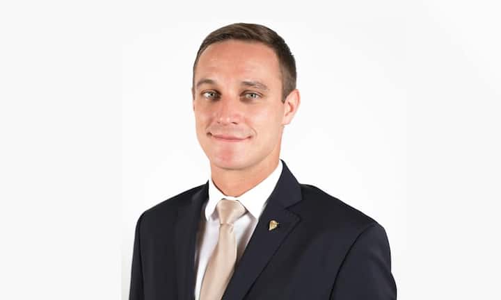 Sommelier des JahresThibaut Panas«Beau-Rivage Palace», LausanneZum Anforderungsprofil eines Sommeliers gehört heute das Gespür, den Wein nicht nur passend zu den Gerichten, sondern auch zur Gemütslage des Gastes auszusuchen. Kaum ein anderer beherrscht diese Kunst besser als Thibaut Panas. Zudem sorgt der Herr über 1100 Etiketten dafür, neben den gängigen Berühmtheiten und Trendweinen auch mit handverlesenen Tropfen kleiner Produzenten und einheimischer Winzertalente zu überraschen.