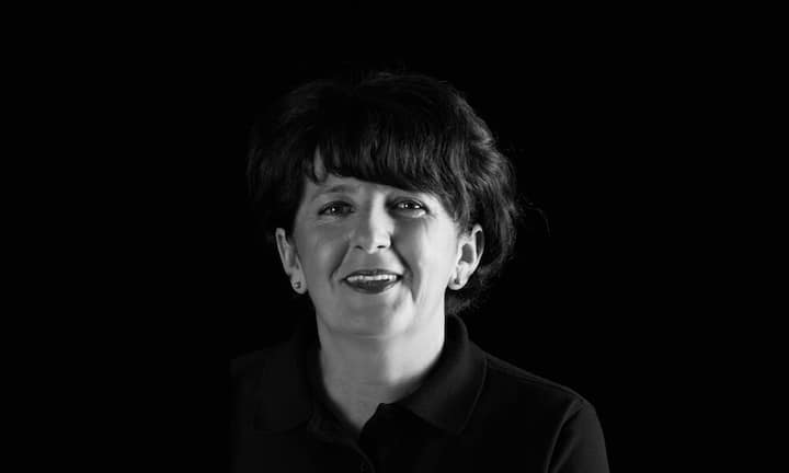 Hausdame des JahresMara Tomic«Tschuggen Grand Hotel», ArosaEine Hausdame ist dann am besten, wenn man sie fast nicht wahrnimmt. Mara Tomic sorgt nicht nur für frische Betten, Bäder und Blumen, sondern lebt ihrem Team mit unablässiger Hartnäckigkeit vor, dass es auf die Details ankommt: Sollten dem Gast in Zimmer 124 weitere Früchte gebracht werden? Braucht die Vase im Flur des zweiten Stocks frisches Wasser? Wissen die Zimmermädchen, dass Herr Favre ein Allergiker-Kissen wünscht?