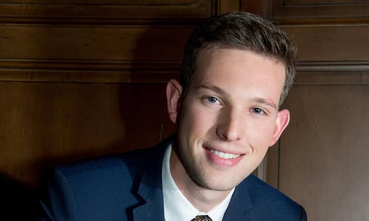 Restaurantleiter des JahresKevin Baruselli«Guarda Golf Hotel», Crans-MontanaIn Hotelrestaurants sind die Erwartungen der Gäste derart unterschiedlich, dass es einer gewissen Virtuosität bedarf, auf dieser breit gefächerten Klaviatur der Umgangsweisen zu bestehen. Kevin Baruselli kann sich perfekt auf die Besucher aus aller Welt einstellen. Er ist am einen Tisch vollkommen zurückhaltend, am nächsten der geduldige Zuhörer. Jedem Gast vermittelt er das Gefühl, der wichtigste zu sein.