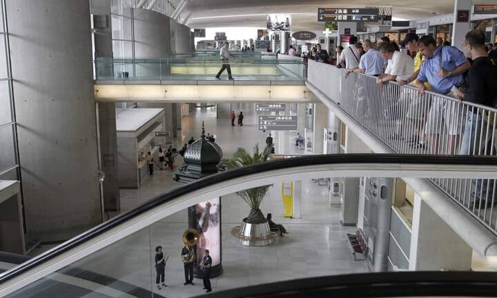 Platz 8: Paris Charles de Gaulle. Der Flughafen der französischen Hauptstadt ist mit etwa 61 Millionen Passagieren im Jahr 2011 der zweitgrößte Passagierflughafen Europas nach London-Heathrow. Im weltweiten Vergleich der Flughäfen steht Paris-CDG auf Rang 7. Dennoch zählt er zu den zehn schlechtesten Flughafen der Welt.