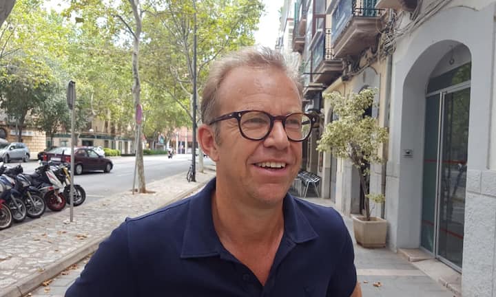 Hotelunternehmer des JahresAndreas Richard«Parkhotel Bellevue», AdelbodenDas Bellevue ist seit 1931 zu einem stimmigen Ganzen gewachsen und von der Hotelierfamilie Richard kontinuierlich optimiert worden – jüngst mit einem Umbau im gelungenen Vintage-Stil fern des gängigen Alpen-Chic. Andreas Richard und seine Geschwister leben mit Herz und Verstand vor, dass auch Häuser, die sich aus eigener Kraft rechnen müssen, konkurrenzfähige Hotelperlen sein können.