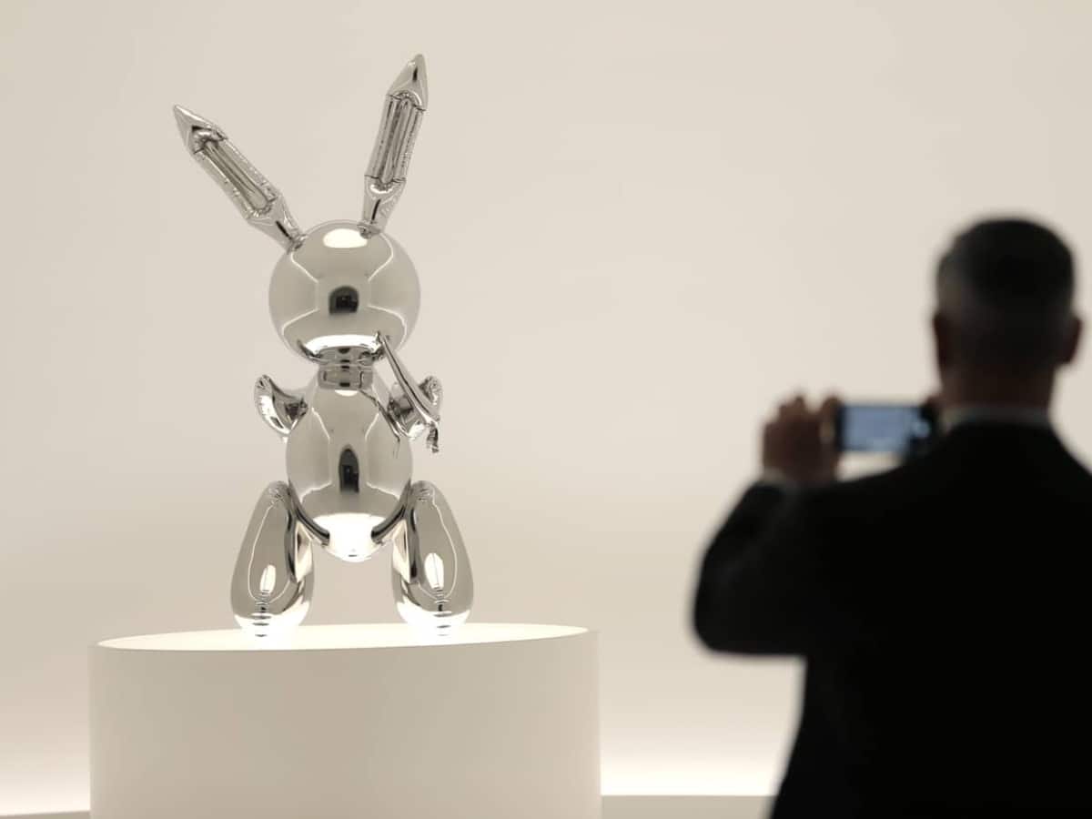 Jeff Koons Skulptur versteigert: Dieses Kaninchen kostet 91