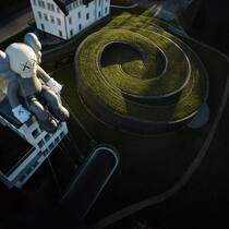 «Companion», die Signature-Figur von KAWS, sitzt auf dem Dach des Hauptsitzes von Audemars Piguet.