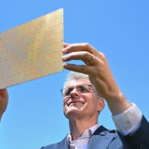 JP Fricker mit einem Cerebras-Chip. Sie sind 50-mal grösser (und teurer) als jene der Konkurrenz.