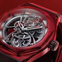 Vor wenigen Tagen präsentierte Girard-Perregaux die Laureato Absolute Light & Shade mit metallisiertem Saphirglasgehäuse. Die Laureato-Kollektion feiert 2025 ihr 50-Jahr-Jubiläum.