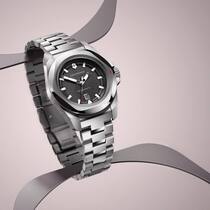 Die INOX Automatic im Gehäuse aus Edelstahl und schwarzem Zifferblatt.