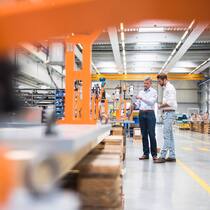 41 Wochenstunden im Schnitt: Ingenieure bei der Arbeit.