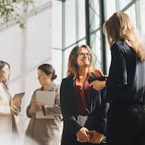 Austausch ist wichtig: An Finanzevents profitieren Frauen durch den Dialog.
