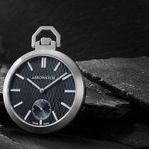 Die limitierte Taschenuhr verbindet moderne Ästhetik mit traditioneller Handwerkskunst.