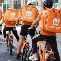 Lieferdienst Just Eat bringt nicht nur Pizzas und Burger, sondern neu auch Lebensmittel vom Supermarkt nach Hause.