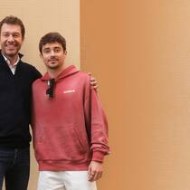 Tim Stracke von Chrono24 (links) konnte Formel-1-Star Charles Leclerc als Investor gewinnen.