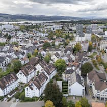 Häuser in Uster ZH: Die Hypothekarsätze haben über fast alle Laufzeiten hinweg spürbar nachgegeben.