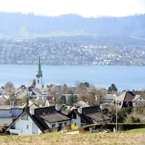Die Preise von Immobilien an Seen, wie hier in Zollikon am Zürichsee, legten besonders stark zu.