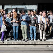 Wartende Menschen am Bahnhof: Wird die Schweizer Bevölkerung bei 10 Millionen gedeckelt und die Migration gebremst, wächst der Anteil der über 65-Jährigen überproportional stark an.