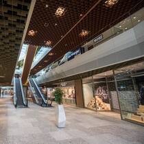 Die Mall of Switzerland hat in der Regel nur wenig Publikumsverkehr. Mit dem Einzug von Läden wie Zara, Stradivarius und Pull and Bear soll sich das ändern.
