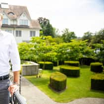 Generationsübergreifend: Die Investoren Ernst Tanner und sein Sohn Derek (im Bild) stecken Schoggi-Geld in Start-ups.