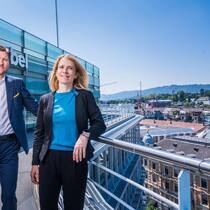 Björn Wettergren und Maja Baumann auf der Dachterrasse des Vontobel-Hauptsitzes in Zürich.