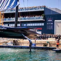 Nach grosser Inszenierung bei der Präsentation und nach der Taufe auf «BoatOne» wird das Rennboot des Schweizer Teams Alinghi Red Bull Racing im April in Barcelona ins Wasser gelassen.
