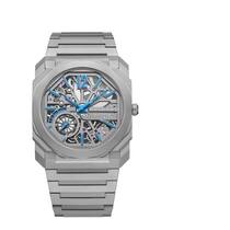 Die Titanium-Uhr besticht durch blaue Indexe und Zeiger, die je nach Lichteinfall schimmern.