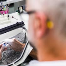 Retailer mit eigener Produktion: Neuroth verkauft Hörgeräte aller Hersteller. Den Teil, der dafür sorgt, dass das Gerät bequem im Ohr sitzt, produziert die Firma selber.