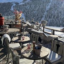 Über den Stuhllehnen und auf den Bänken der «Chez Vrony»-Terrasse liegen Breitling-Decken bereit.