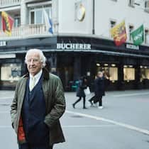 Lizenz zum Geldverteilen: Urs Mühlebach vor dem Bucherer-Gebäude am Schwanenplatz in Luzern.