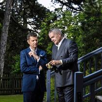 Hublot-Chef Ricardo Guadalupe erklärt Nespresso-Chef Guillaume Le Cunff (links) die Finessen der gemeinsam entwickelten Uhr, die zum Teil aus Kaffeekapseln und -satz gefertigt wurde.