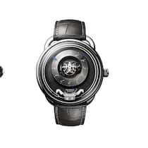 Die J12 Bleu 2025 von Chanel (links) und die Arceau Duc Attelé von Hermès: Die beiden Marken sind dank ihrer Tradition, Strategie und Exzellenz zu Institutionen geworden.