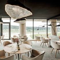 Blick in die Brasserie Le Gogant – die grossen Lampenschirme sind Modelle der Seebassins im Tal.