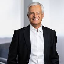 Pirmin Hotz (62) ist Gründer der Dr. Pirmin Hotz Vermögensverwaltungen, die 24 Mitarbeitende beschäftig. Er ist auch Autor: «Über die Gier, die Angst und den Herdentrieb der Anleger.»