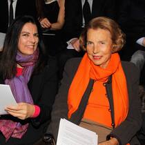 Die verstorbene L'Oréal-Erbin Liliane Bettencourt (r.), mit ihrer Tochter Françoise Bettencourt-Meyers und deren Mann (2012).