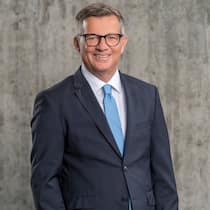 Michael Frank Der 59-Jährige ist seit elf Jahren Direktor des Verbands der Schweizerischen Elektrizitätsunternehmen (VSE). Die über 400 Mitglieder produzieren mehr als 90 Prozent des Schweizer Stroms.