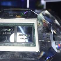 Ein Grafikprozessor (GPU) von MetaX an der World Artificial Intelligence Messe in Shanghai.